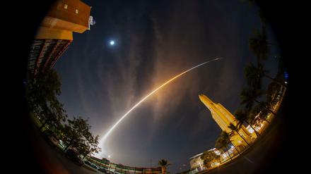 Ein Foto der ESA zeigt den Start der Trägerrakete Ariane 5 mit der Weltraumsonde BepiColombo