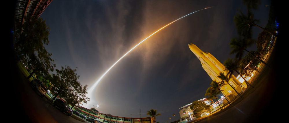 Ein Foto der ESA zeigt den Start der Trägerrakete Ariane 5 mit der Weltraumsonde BepiColombo