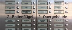 Berlin - Klingelschilder eines Wohnhauses in Prenzlauer Berg.