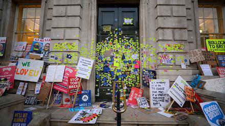 Pro-Remain-Demonstranten haben an einem Regierungsgebäude in London Schilder und Aufkleber hinterlassen, mit denen sie gegen den Brexit demonstrieren.