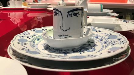 Der Becher fürs Büro und die Teller für die Sonntagstorte werden in der Meissen-Ausstellung in Berlin gezeigt.