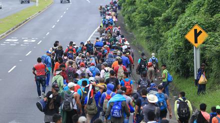 Migranten aus Honduras marschieren in einer Karawane in Richtung der mexikanischen Grenze. 