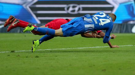 Auf Tiefflug. Herthas Palko Dardai verhakt sich mit dem Freiburger Manuel Gulde. Das Resultat: Kein Elfmeter.