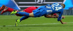 Auf Tiefflug. Herthas Palko Dardai verhakt sich mit dem Freiburger Manuel Gulde. Das Resultat: Kein Elfmeter.