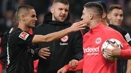 Die Frankfurter Mijat Gacinovic (l-r), Ante Rebic und Luka Jovic nach dem 7:1-Sieg