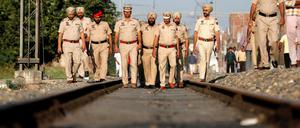 Polizisten untersuchen die Gleise am Unfallort