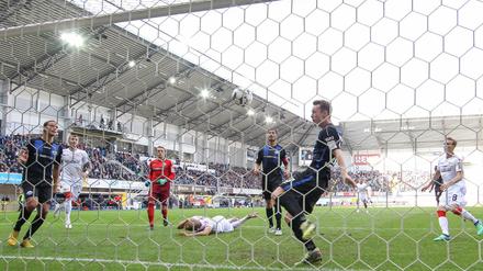 Das wär's gewesen. Sebastian Andersson (liegend) trifft per Kopf die Latte, dann klärt Paderborns Sebastian Schonlau.