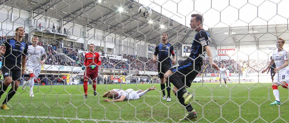 Das wär's gewesen. Sebastian Andersson (liegend) trifft per Kopf die Latte, dann klärt Paderborns Sebastian Schonlau.
