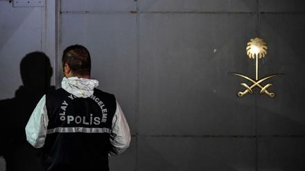 Türkischer Forensiker vor dem saudischen Konsulat in Istanbul
