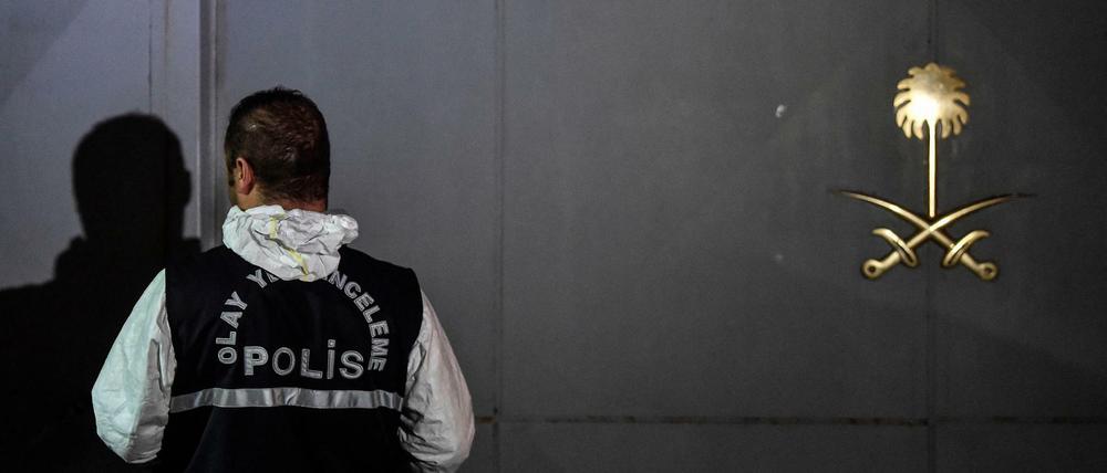 Türkischer Forensiker vor dem saudischen Konsulat in Istanbul