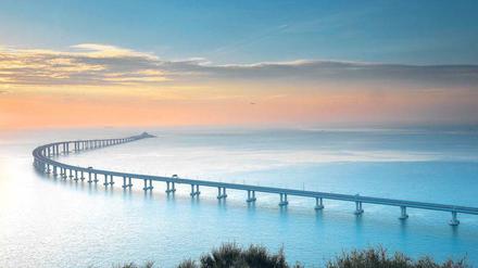 Die neue Brücke und ein Tunnel verbinden die Sonderverwaltungszone Hongkong mit Zhuhai und Macau.