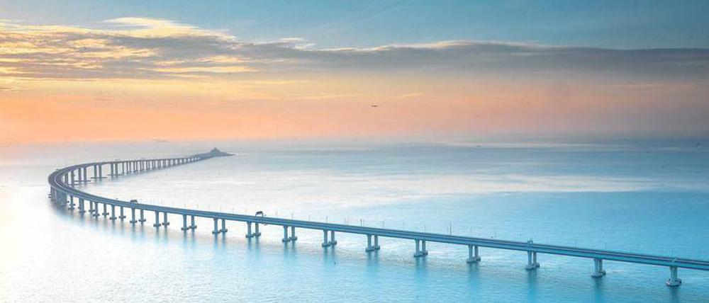 Die neue Brücke und ein Tunnel verbinden die Sonderverwaltungszone Hongkong mit Zhuhai und Macau.
