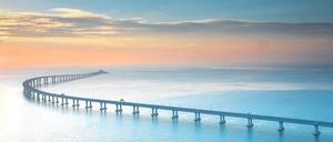 Die neue Brücke und ein Tunnel verbinden die Sonderverwaltungszone Hongkong mit Zhuhai und Macau. 
