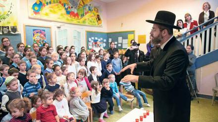 denken und gestalten. Ausgebaut wurde das jüdische Schulwesen nach 1989, mit dem Zuzug von Juden aus der ehemaligen Sowjetunion. Im Bild: David Lau, Oberrabbiner Israels, bei einer Erinnerungsfeier an die Reichspogromnacht in Berlins Jüdischer Traditionsschule. 