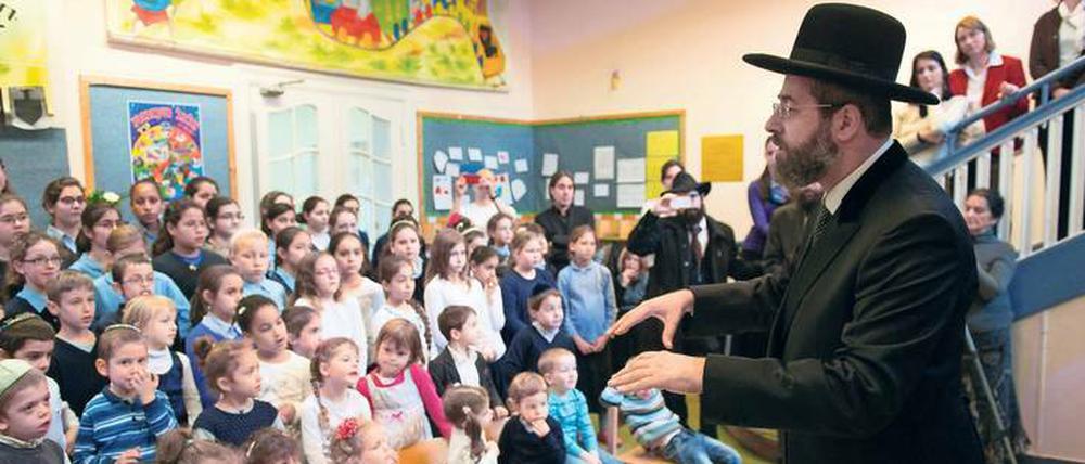 denken und gestalten. Ausgebaut wurde das jüdische Schulwesen nach 1989, mit dem Zuzug von Juden aus der ehemaligen Sowjetunion. Im Bild: David Lau, Oberrabbiner Israels, bei einer Erinnerungsfeier an die Reichspogromnacht in Berlins Jüdischer Traditionsschule. 