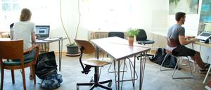 Junge Leute arbeiten in einem Coworking Space in der Hauptstadt.