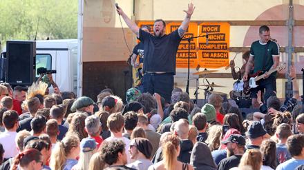 Die Punkband Feine Sahne Fischfilet mit ihrem Frontmann Jan "Monchi" Gorkow bei einem Auftritt in Demmin, Mecklenburg-Vorpommern.