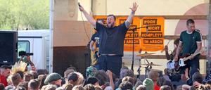 Die Punkband Feine Sahne Fischfilet mit ihrem Frontmann Jan "Monchi" Gorkow bei einem Auftritt in Demmin, Mecklenburg-Vorpommern.