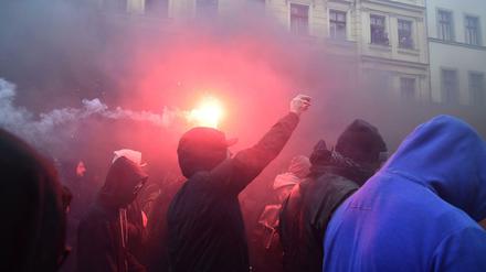 1.-Mai-Krawall in Kreuzberg, hier 2017. Die Polizei sucht mit Bildern nach Teilnehmern von 2018.