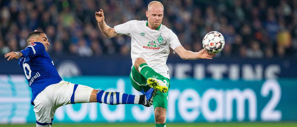 Vergeblich gestreckt. Omar Mascarell (l.) und Schalke unterliegen Davy Klaassens Bremern.