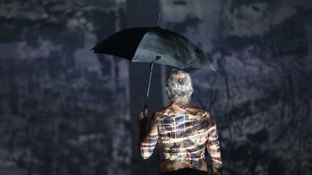 Peter Rene Lüdicke in Sebastian Hartmanns Inszenierung "Hunger. Peer Gynt" im Deutschen Theater Berlin.