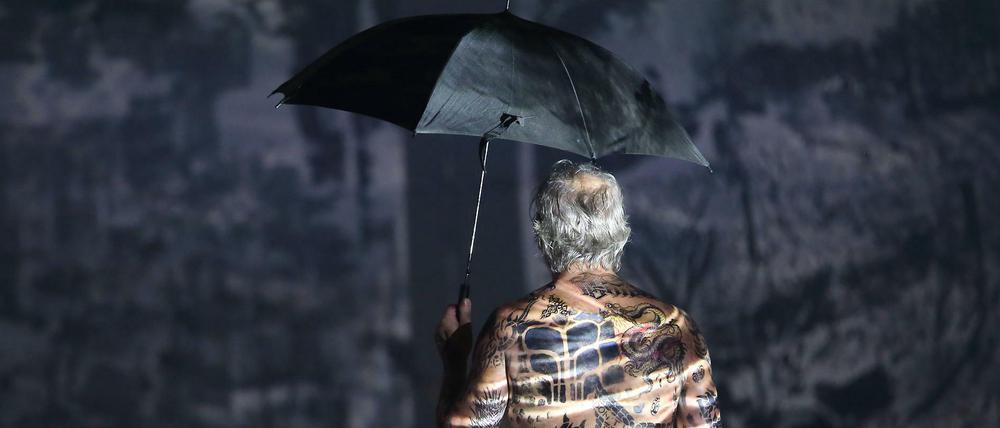 Peter Rene Lüdicke in Sebastian Hartmanns Inszenierung "Hunger. Peer Gynt" im Deutschen Theater Berlin.