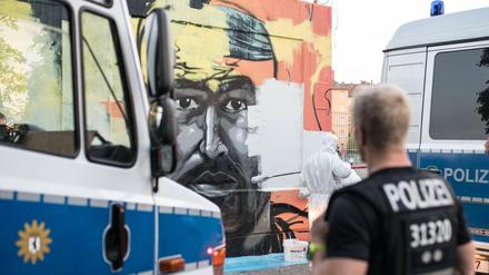 Kürzlich ließ das Bezirksamt Neukölln das Wandbild des ermordeten Clan-Mitgliedes Nidal R. unter Polizeischutz übermalen.