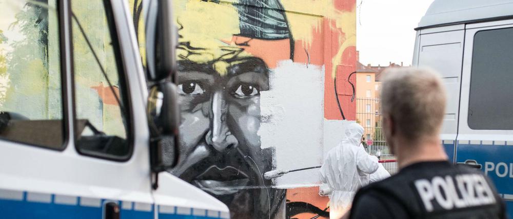 Kürzlich ließ das Bezirksamt Neukölln das Wandbild des ermordeten Clan-Mitgliedes Nidal R. unter Polizeischutz übermalen.