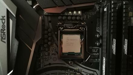 Streng vertraulich ("Confidential") - Intels Prozessor der neunten Generation mit acht Kerne auf dem Asrock-Board Taichi Ultimate und schnellem Arbeitsspeicher "Ballistix Elite" von "Crucial".