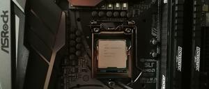 Streng vertraulich ("Confidential") - Intels Prozessor der neunten Generation mit acht Kerne auf dem Asrock-Board Taichi Ultimate und schnellem Arbeitsspeicher "Ballistix Elite" von "Crucial".