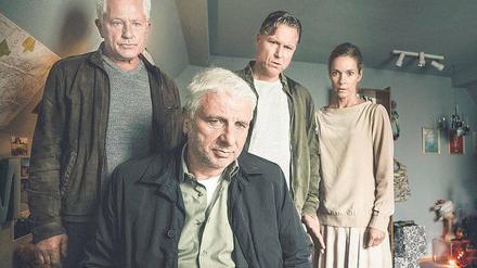 Wo ist Melanie? Die Kommissare Batic (Miroslav Nemec, v.l.n.r.) und Leitmayr (Udo Wachtveitl) suchen zusammen mit den Eltern Robert (Dirk Borchardt) und Brigitte (Lisa Martinek) mithilfe der Computer-KI nach Spuren des vermissten Mädchens. 