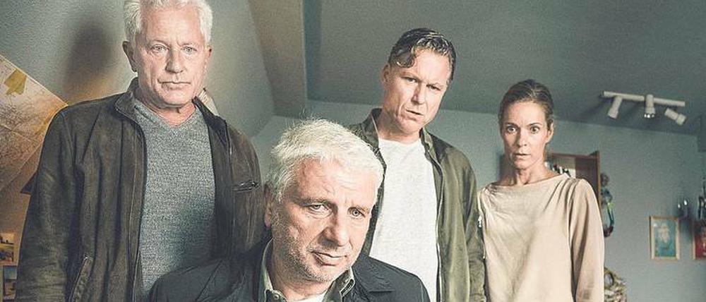 Wo ist Melanie? Die Kommissare Batic (Miroslav Nemec, v.l.n.r.) und Leitmayr (Udo Wachtveitl) suchen zusammen mit den Eltern Robert (Dirk Borchardt) und Brigitte (Lisa Martinek) mithilfe der Computer-KI nach Spuren des vermissten Mädchens.