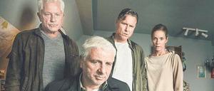 Wo ist Melanie? Die Kommissare Batic (Miroslav Nemec, v.l.n.r.) und Leitmayr (Udo Wachtveitl) suchen zusammen mit den Eltern Robert (Dirk Borchardt) und Brigitte (Lisa Martinek) mithilfe der Computer-KI nach Spuren des vermissten Mädchens. 