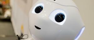 Ein Pflegeroboter mit Fliege.