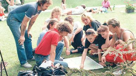 DDR-Bürgerinnen und Bürger studieren vor der deutschen Botschaft in Budapest den Verlauf der grünen Grenze – im Herbst 1989. 