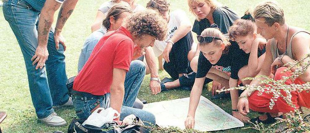 DDR-Bürgerinnen und Bürger studieren vor der deutschen Botschaft in Budapest den Verlauf der grünen Grenze – im Herbst 1989. 
