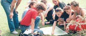 DDR-Bürgerinnen und Bürger studieren vor der deutschen Botschaft in Budapest den Verlauf der grünen Grenze – im Herbst 1989.