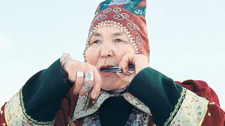 Echo im Eis. Sedna (Feodosia Ivanova) lebt mit Nanouk in einer Jurte. 