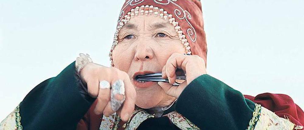 Echo im Eis. Sedna (Feodosia Ivanova) lebt mit Nanouk in einer Jurte.