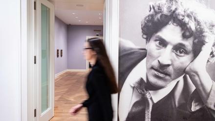 In der Münsteraner Ausstellung «Marc Chagall -Der wache Träumer», mit 120 Gemälden, kolorierten Zeichnungen und farbigen Grafiken des Maler-Poeten. 