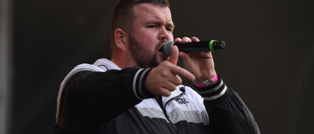 Jan „Monchi“ Gorkow, Sänger der Band Feine Sahne Fischfilet, beim Auftritt auf dem Solidaritätskonzert in Chemnitz.