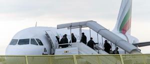 Immer wieder kommt es zu Sammelabschiebungen per Flugzeug (Archivbild).