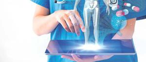 Eine Fotomontage zeigt eine Ärztin, die aus ihrem Tablet-Computer eine Therapieempfehlung empfängt.
