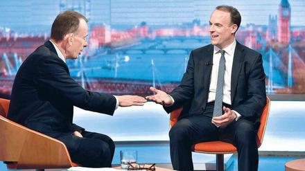 Aus und raus.  Brexit-Minister Dominic Raab (rechts) verteidigt in der „Andrew Marr Show“ der BBC seine Haltung. 