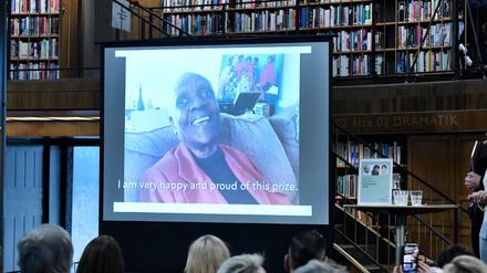 Am 12.10.2018 in Stockholm, Literaturnobelpreis mal anders: Maryse Condé, eine in Paris lebende französische Autorin aus Guadeloupe, erscheint nach der Verleihung des Alternativen Literaturnobelpreises per Videolink in der Stadtbibliothek Stockholm.