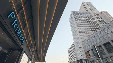 Primark im neuen Geschäftshaus "Zoom" (links) ist der jüngste Neuzugang am Bahnhof Zoo. Rechts im Bild: das Hochhaus "Zoofenster".