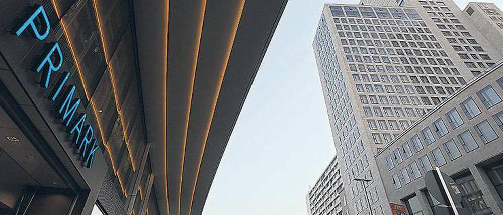 Primark im neuen Geschäftshaus "Zoom" (links) ist der jüngste Neuzugang am Bahnhof Zoo. Rechts im Bild: das Hochhaus "Zoofenster".