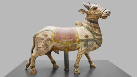 Die hölzerne Nandi-Skulptur aus dem Museum für Asiatische Kunst stammt aus dem 19. oder 20. Jahrhundert.