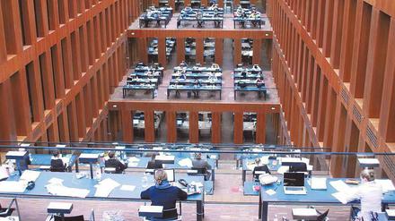 Kürzer lesen. Der HU-Bibliothek fehlen studentische Beschäftigte.