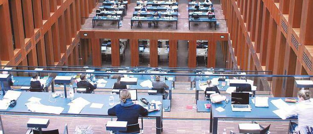 Kürzer lesen. Der HU-Bibliothek fehlen studentische Beschäftigte.